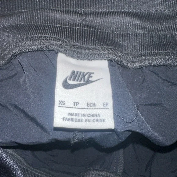 Nike Women’s Black Joggers with Sherpa outer-lined pockets. - Picture 2 of 4